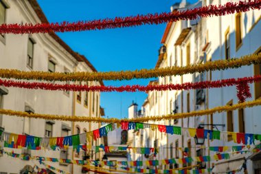 Evora, Portekiz - 7 Haziran 2018: Sokak görünümü Evora, Portekiz tarihi merkezi. Evora Unesco Dünya mirası olduğunu.