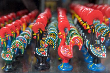 Lizbon - 01 Nisan 2018: Tipik Portekizce Hatıra Eşyası alıcılar katılımı için bir gösteri pencere üzerinde sunulmaktadır