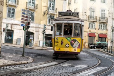 Lizbon - 01 Nisan 2018: Turistik elektrikli tramvay bir sokakta şehir Lizbon, Portekiz