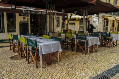 Lizbon - 01 Nisan 2018: Rua Augusta sokakta akşam, mağazalar, turistler, kafeler ve restoranlar açık havada Lizbon, Portekiz.