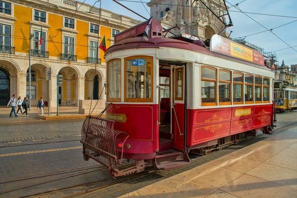 Lizbon - 01 Nisan 2018: Geleneksel kırmızı tramvay Lisbon'da Praça de Comercio yakınında bir sokakta
