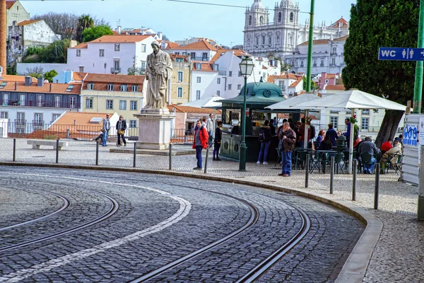 Lisboa Abril 2018 Gente Explorando Las Estrechas Calles Alfama Lisboa —  Fotos de Stock