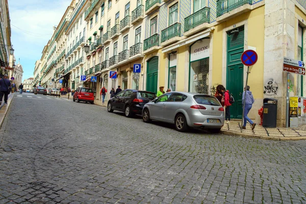 Lizbon Nisan 2018 Lizbon Portekiz Tarihi Merkezinde Dar Bir Sokak — Stok fotoğraf