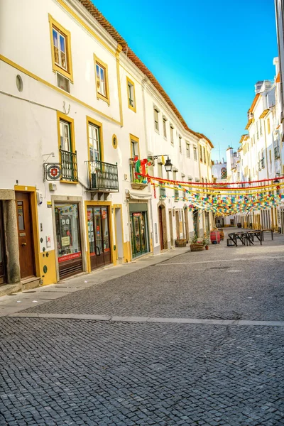 Evora, Portekiz - 7 Haziran 2018: Sokak görünümü Evora, Portekiz tarihi merkezi. Evora Unesco Dünya mirası olduğunu.