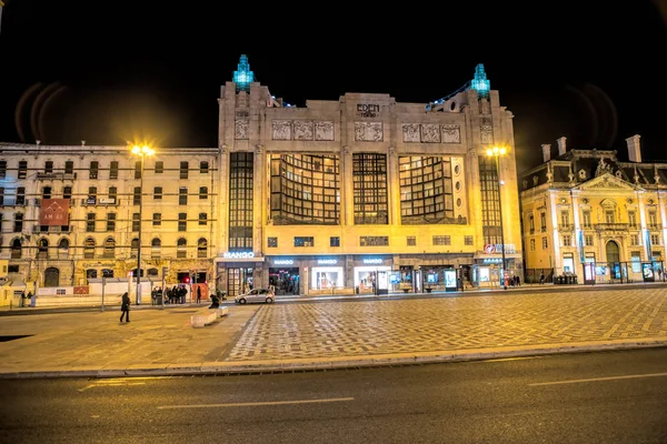Lizbon - 01 Nisan 2018: Restauradores Meydanı Lizbon otelin gece. Restauradores Meydanı