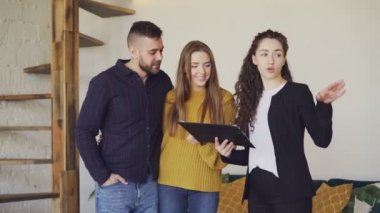 Duygusal genç insanlar karı koca Kira koşulları kolay gerçek emlakçı ile tartışmak ve belgeleri arıyorum. Kişi ve konut kavramı.