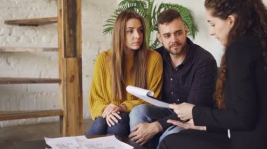 Ev alıcı yakışıklı adam konut Aracısı ile satış sözleşmesi imzalama anahtarı alıyorum ve emlakçı ile pazarlık sonra kız arkadaşı öpüşme. Satın alma gayrimenkul konsept.