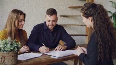 Seven çift ev imzalama satış sözleşmesi konut Ajan ile satın alma, anahtarı alıyorum ve emlakçı ile anlaşma yaptıktan sonra sarılma. Satın alma gayrimenkul konsept.