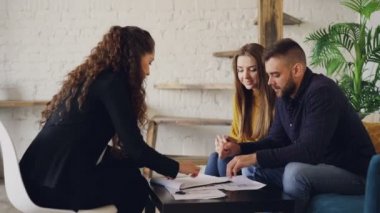 Mutlu bir adam için emlak konuşurken, anlaşmasının imzalanması ve evin anahtarı ele geçirmekte, broker elini sıkarken o zaman kız öpüşme. Emlak ve insanlar kavramı satın alma.