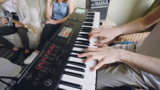 Sakallı Genç Arkadaşları Şarkı Prova Sırasında Evde Kanepede Oturup Gitar — Stok video