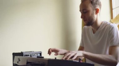 Müzik grubundan arkadaşları şarkı ve klavye ve elektro gitar çalmaya, onlar performans için hazırlanıyoruz. Müzik ve arkadaşlık kavramı.
