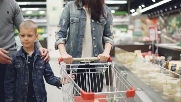 Giovane Famiglia Felice Sceglie Formaggio Supermercato Donna Prende Pezzi Guarda — Video Stock
