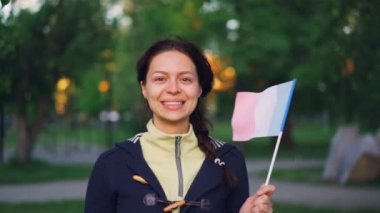 Ağır çekim portre sevimli kız Fransız spor fan gülümseyen ve kameraya bakarak Fransa bayrağı tutarak. Etkin kadınlar, güzel doğası ve ülke kavramı.