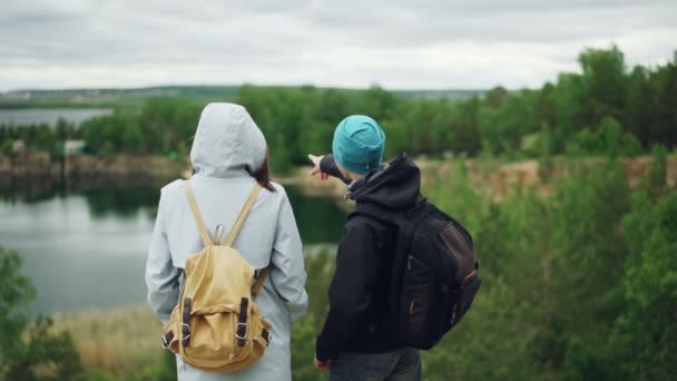 Retrato Câmera Lenta Dois Amigos Turistas Desfrutando Vista Montanha Jovem — Vídeo de Stock