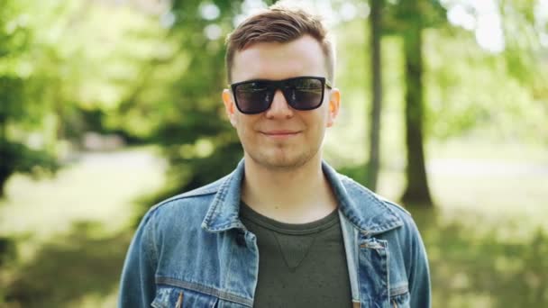 Närbild Porträtt Glad Ung Man Solglasögon Bär Trendiga Denim Jacka — Stockvideo