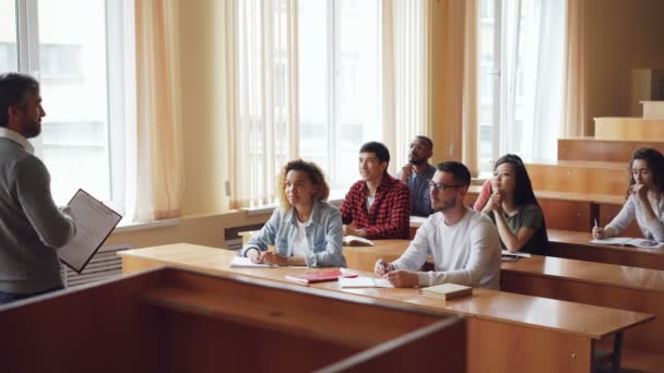 Erfarna Lärare Pratar Med Glada Studenter När Attraktiva Unga Människor — Stockvideo