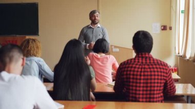 Öğrenci el yükseltmek ve eğitimci bilgi ayakta öğrenciler Resepsiyon önünde denetlendiği sırada öğretmenler soru cevap. Okullar ve insanlar kavramı.