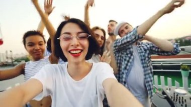 Bakış açısı kamera tutarak ve çatı eğleniyor arkadaşlarıyla dans video kaydı güzel kızı vurdu. Profesyonel Dj, karıştırma konsol ve içecekler görülebilir.