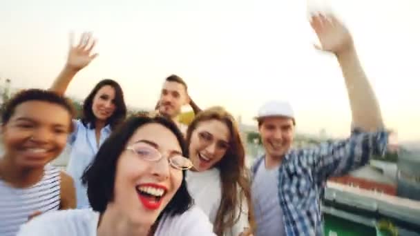 Ponto de vista tiro de alegre jovem senhora gravação de vídeo de seus amigos grupo multirracial dançando em festa ao ar livre se divertindo e rindo olhando para a câmera . — Vídeo de Stock