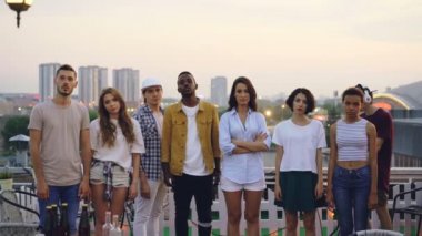 Üzgün insanlar çatısında duran ve kamera sonra başlangıç dans ve atlama bakarak mutlu yüzler ise Dj ile eğleniyor konsol karıştırma ile çalışıyor.