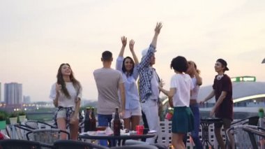 Profesyonel Dj serin çatı partisi neşeli genç erkek ve dans ve having fun ile çalışan müzik, eğlence ve yaz zevk.