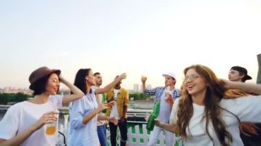 Yavaş hareket heyecan arkadaş içecekler sonra şişe tungur ve çatı üzerinde açık hava partisinde dj müzik karıştırmak için kullanýlýyor içme ile dans.