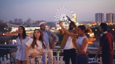 Yavaş hareket partisi Dj yakışıklı olan süre zevk çatı üzerinde dans çekici gençlerin müzik özel ekipman ile karıştırma. Parti, şehir ve gençlik kavramı.