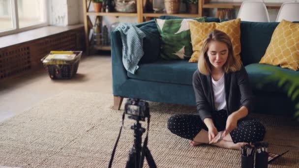 명랑 소녀 vlogger 메이크업, 화장품, 카메라를 사용 하 여 그녀의 videolog 도구에 대 한 비디오를 기록 하 고. 미용 제품 및 말하기 여자는 바닥에 앉아. — 비디오