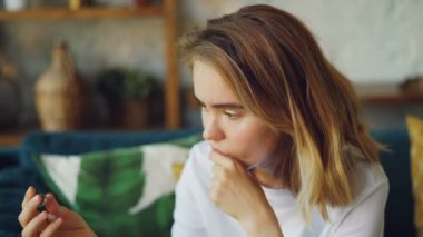 Nişan yüzüğü seyir, yüzünü dokunaklı ve yalnız evde oturan iç geçiriyorum mutsuz kadın portresi. Evlilik sorunları, üzgün insanlar ve evlilik kavramı.