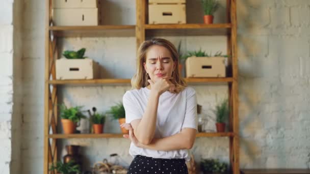 Retrato de rubia enojada mirando a la cámara con cara expresiva, cruzando los brazos, frunciendo el ceño y sacudiendo la cabeza. Emociones negativas, resentimientos y concepto de mujer . — Vídeos de Stock