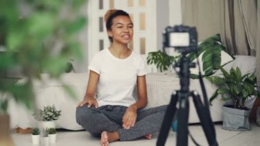 Afrikalı-Amerikalı kadın bazen yazmak video online blog için mutlu, o kameraya bakarak, onun parmak sayma ve mutlu gülümseme ile konuşmak.