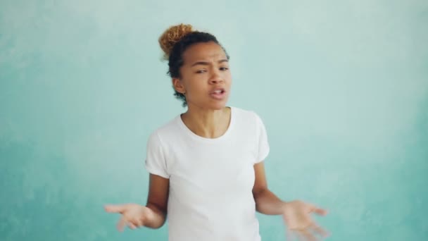 Портрет кричащей расовой женщины, говорящей и жестикулирующей, выражающей негативные эмоции, затем уходящей злой и обиженной. Понятие чувств и людей . — стоковое видео