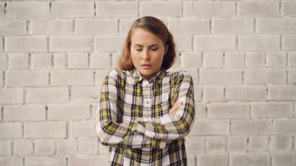 Portrait of angry lady looking at camera, frowning and shaking her head expressing disappointment and disapproval standing with arms crossed and breathing heavily. — Stock Video
