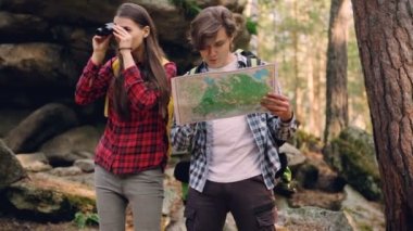 Onun arkadaşı dürbün içinde yer ilginç ve gülümseyen, işaret izlerken yakışıklı genç haritaya bakıyordum. İnsan, Doğa ve gençlik kavramı.