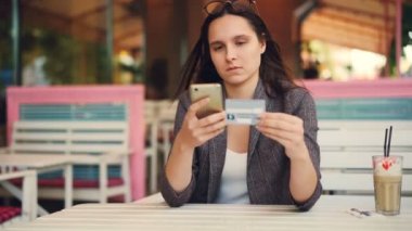 Çekici kız öğrenci online başarılı işlem sonrasında gülümseyen ekran dokunma bilgi girme kredi kartıyla ödeme yapıyor. Internet kavramı içinde alışveriş.