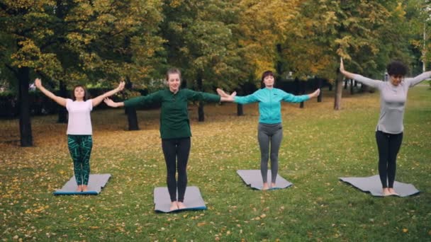 Los Jóvenes Modernos Están Haciendo Yoga Parque Ciudad Aprendiendo Instructores — Vídeos de Stock