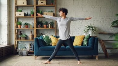 Güzel kız germe vücut evde yerde duran konsantre pratik yoga egzersizleri evde yapıyor. Gençler, iç ve sağlıklı yaşam konsepti.