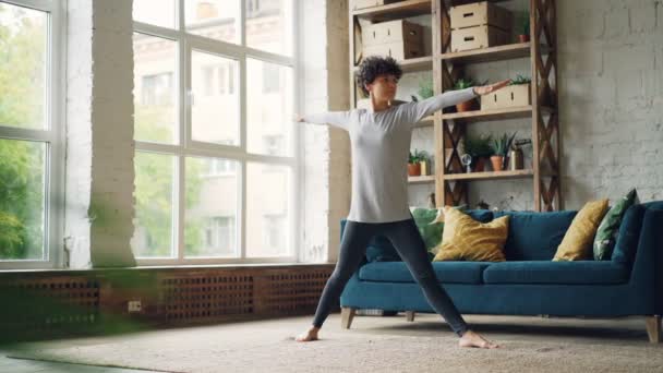 Atletisk flicka gör sekvens av styrka och stretching yogaövningar hemma under enskilda praktiken. Självutveckling, aktiv livsstil och människor-konceptet. — Stockvideo