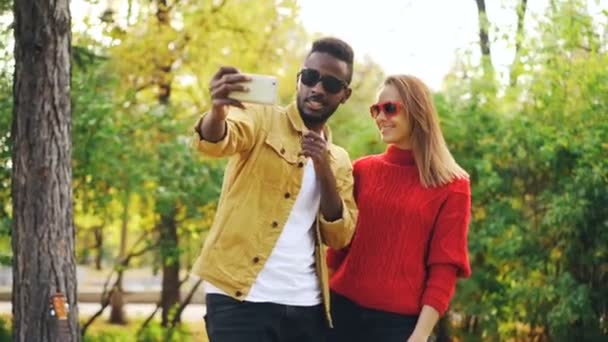 Afro Amerikai Srác Vesz Selfie Gazdaság Smartphone Jelentő Parkban Együtt — Stock videók