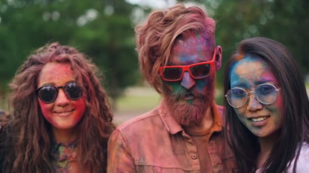 Portret Grupy Wielorasowe Atrakcyjne Ludzie Kolorowych Twarzy Włosów Ubrania Stojący — Wideo stockowe