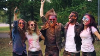Holi Festivali parlak boyalı yüzler ve birbirlerinin olumlu duygular ifade omuz tutan atlama saç neşeli gençlik portresi.
