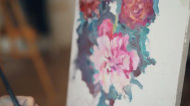 Güzel parlak çiçek fırça ve boya kullanarak tuval üzerine resim kirli el yakın çekim shot. Resimsel sanat, yaratıcılık ve sanat kavramı.