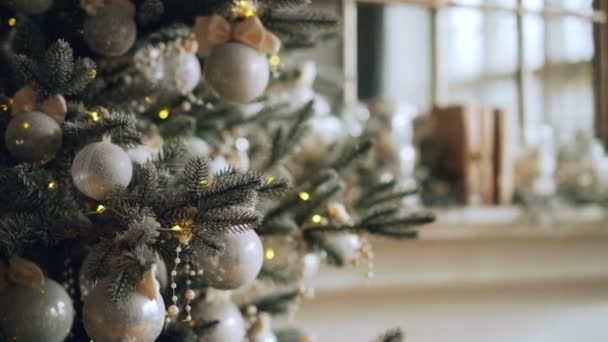 Detailní záběr umělý vánoční stromek zdobí krásné stříbrné kuličky a světla připravena k zimní dovolené. Nový rok den a oslava koncepce.