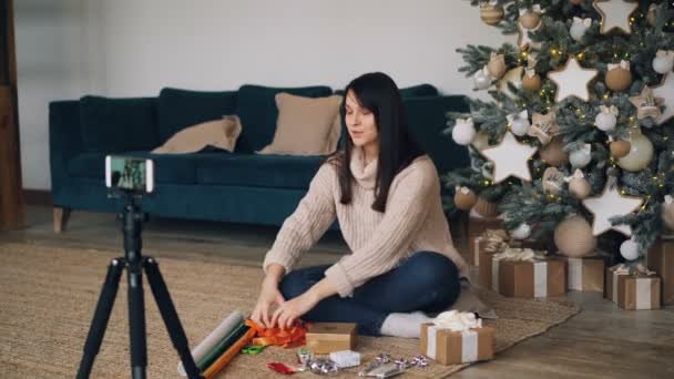 Glimlachend Jongedame Vlogger Het Opnemen Van Video Gift Wrapping Onderwijs — Stockvideo