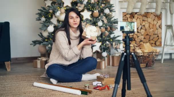 Chica Hábil Vlogger Creativo Grabación Vídeo Sobre Cajas Regalo Regalo — Vídeos de Stock