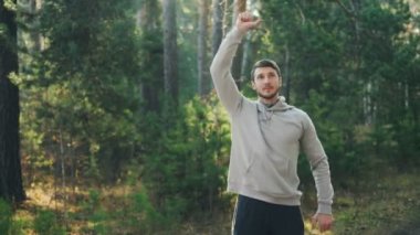 Yakışıklı sakallı adam silah ve vücut sağlıklı yaşam tarzı ve temiz hava zevk için yapıyor Park spor yapıyor. İnsan, Doğa ve welness kavramı.