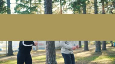 Yakışıklı genç Bayan Park yakışıklı sakallı erkek arkadaşı ile güneşli günde koşu. Güzel yeşil ağaçlar ve insanlar arka planda görülebilir.