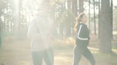 Enerjik genç insanlar öğrenciler birlikte pratik güneşli sonbahar gününde konsantre Park'ta jogging. Aktif yaşam tarzı, sağlıklı Gençlik ve spor giyim kavramı.