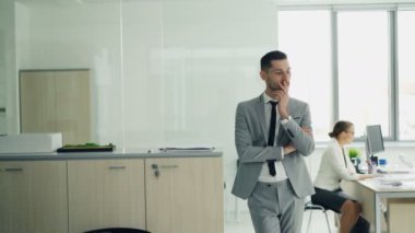 Stresli genç adam elbiseli kadın görüşmeci için başka bir aday konuşurken iş görüşmesi için bekleyen Office ayakta duruyor. Duygu ve istihdam kavramı.