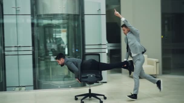 Vzrušení Mladých Lidí Vousatý Chlapy Módních Obleků Baví Kancelářská Židle — Stock video